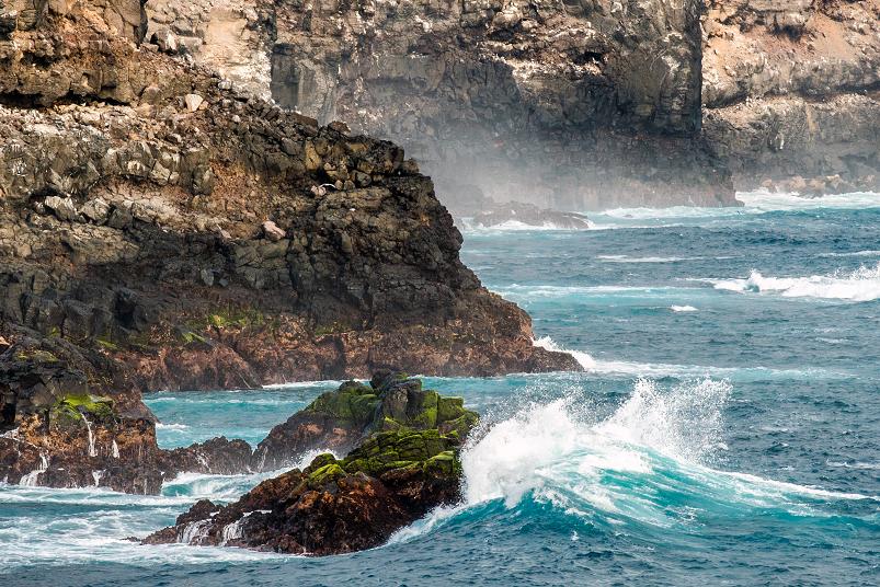 The rocky coast of Espaniola. (© Daniel Correia/UNESCO)
